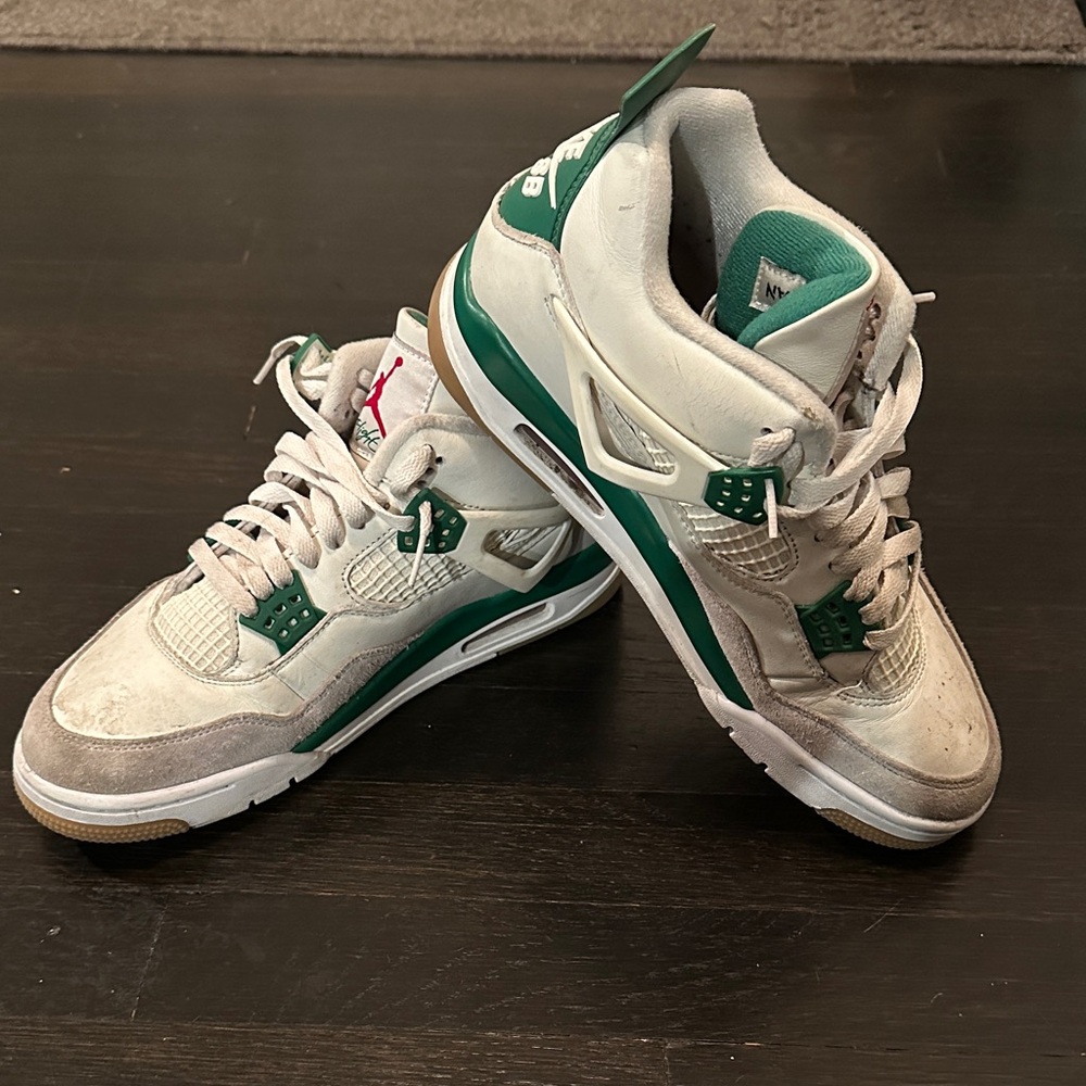 Jordan 4 Pine Green Men’s 9.5 Nike White and Green High-Top Sneakers